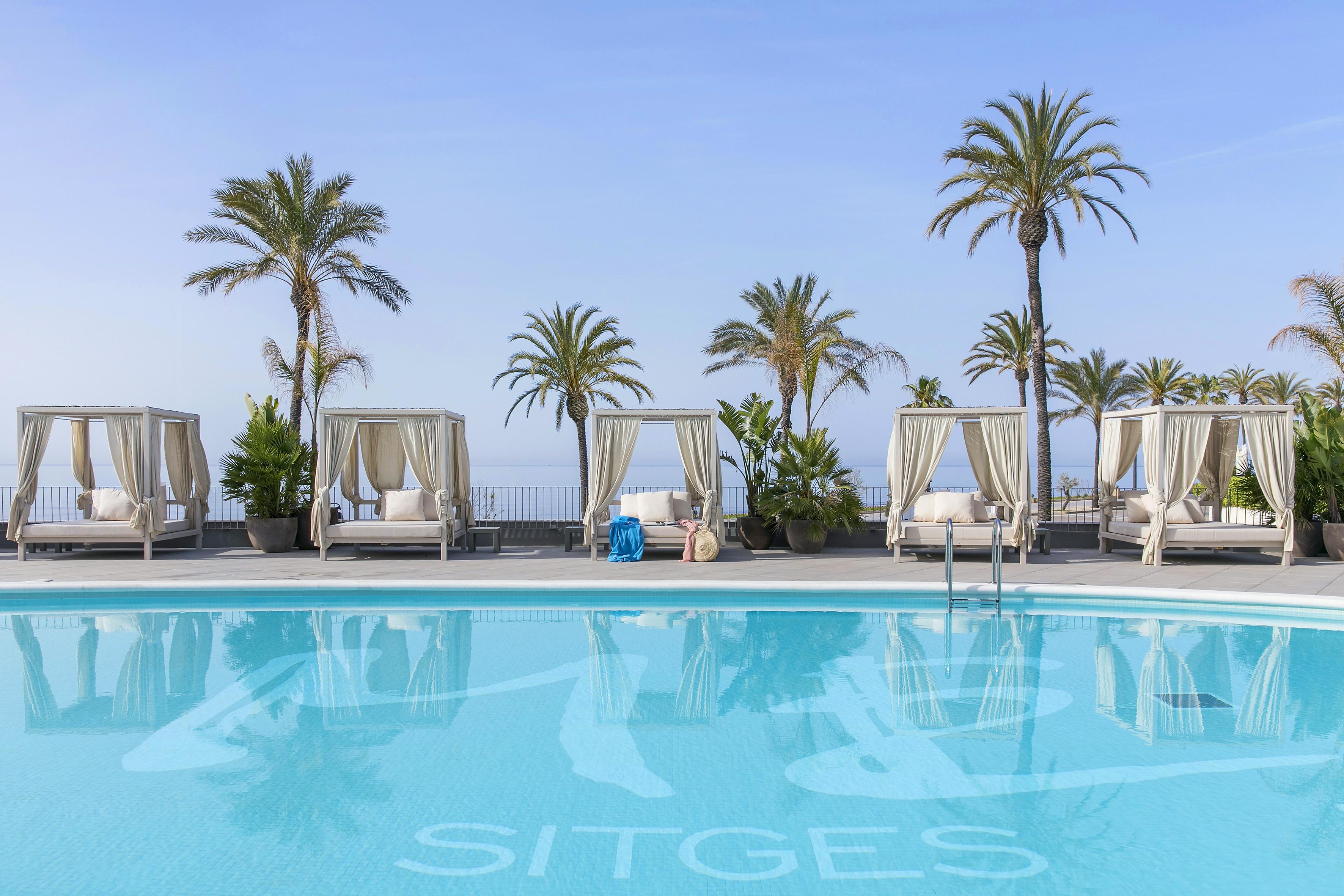 فندق Me Sitges Terramar المظهر الخارجي الصورة The pool at the hotel