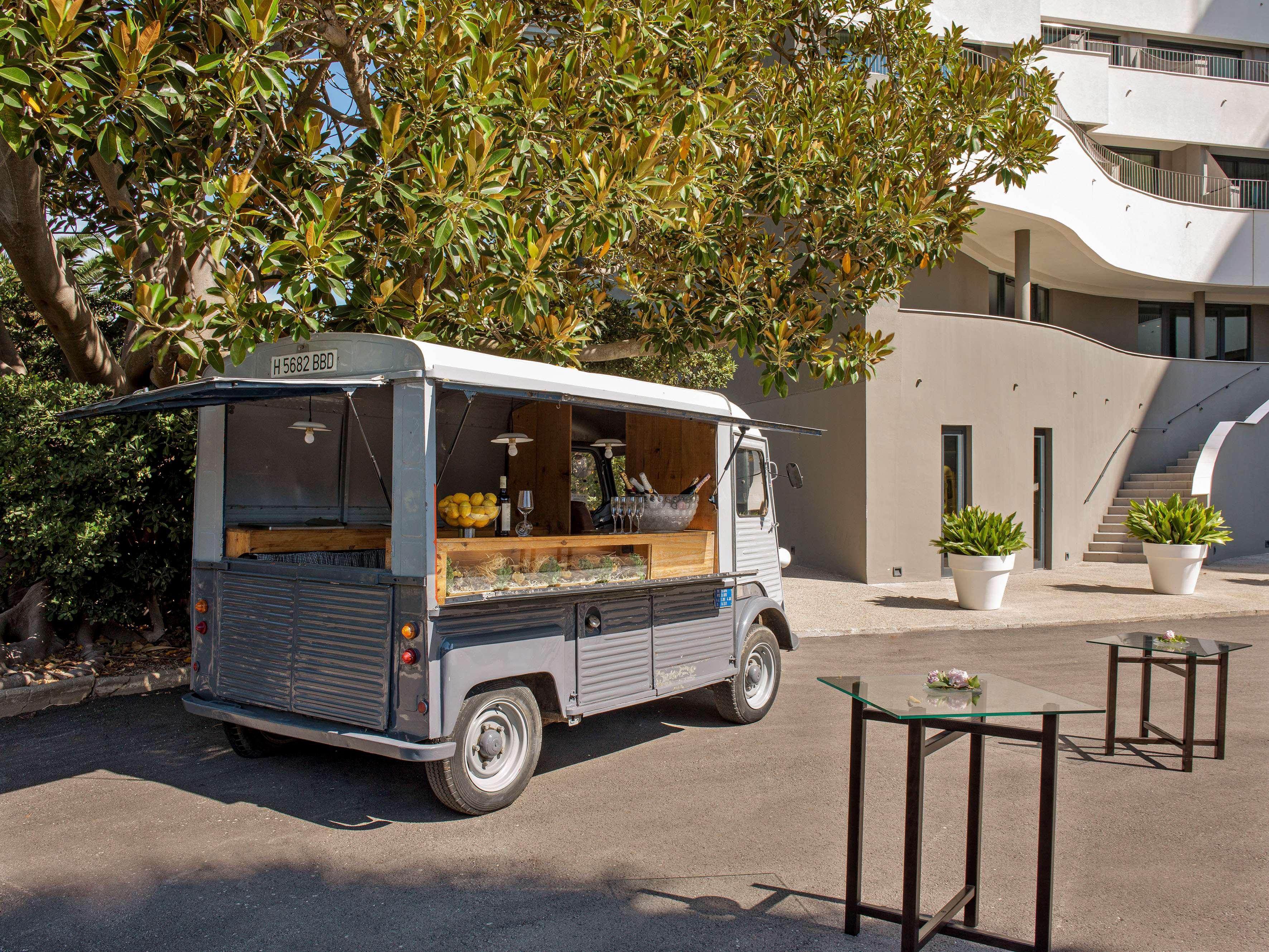 فندق Me Sitges Terramar المظهر الخارجي الصورة A food truck in San Francisco