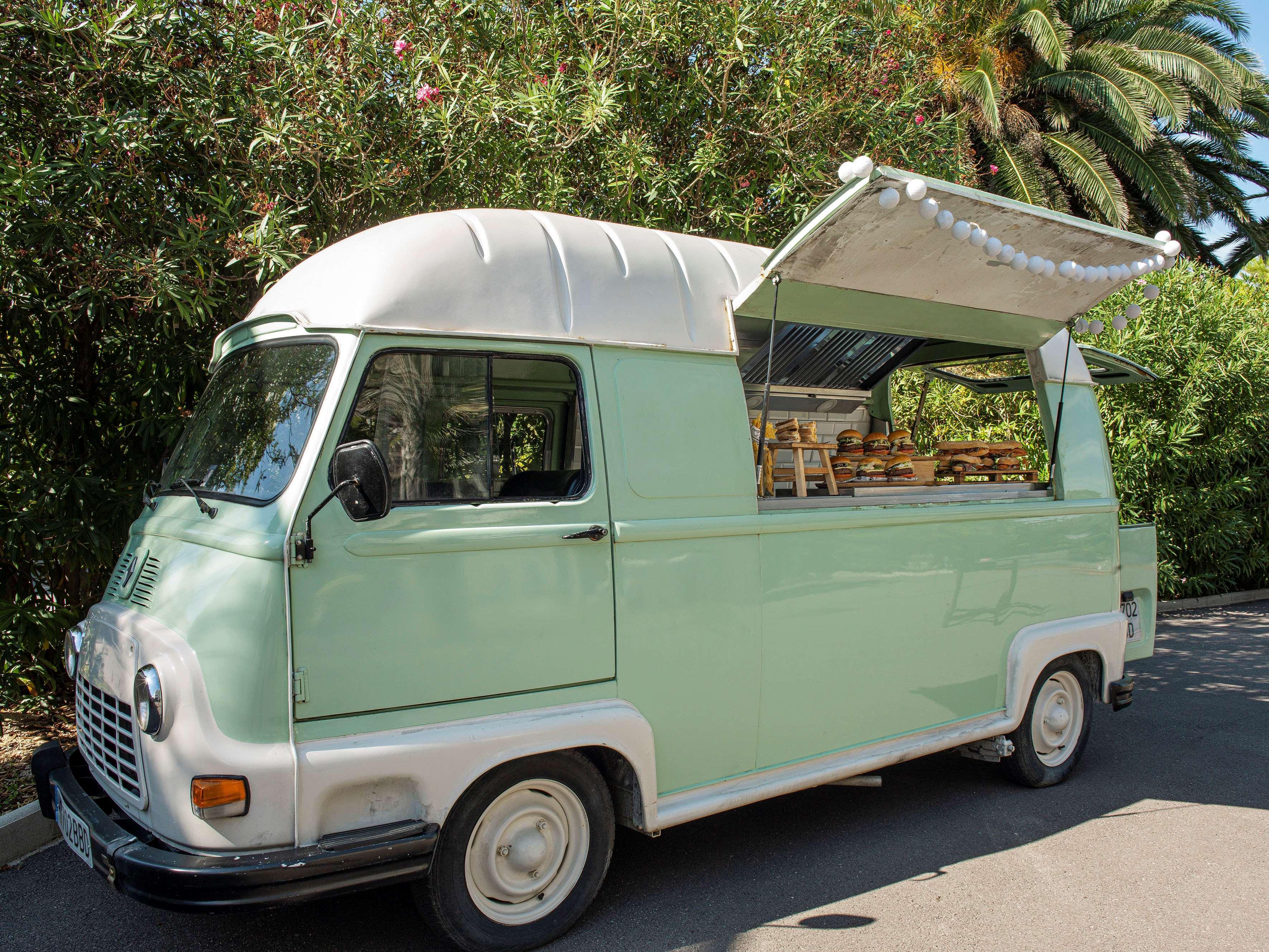 فندق Me Sitges Terramar المظهر الخارجي الصورة A food truck in Palm Springs, California