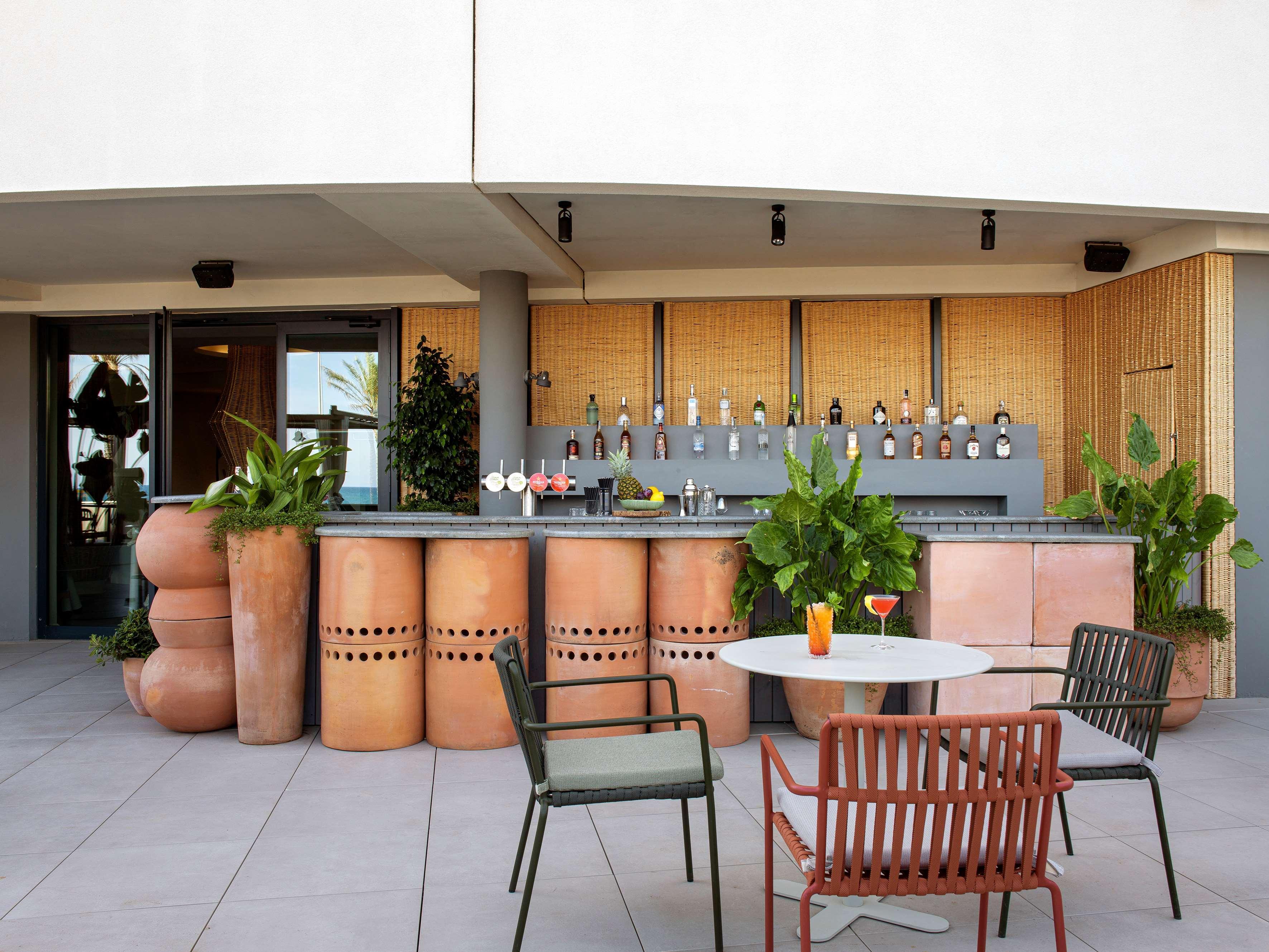 فندق Me Sitges Terramar المظهر الخارجي الصورة The rooftop bar at the hotel