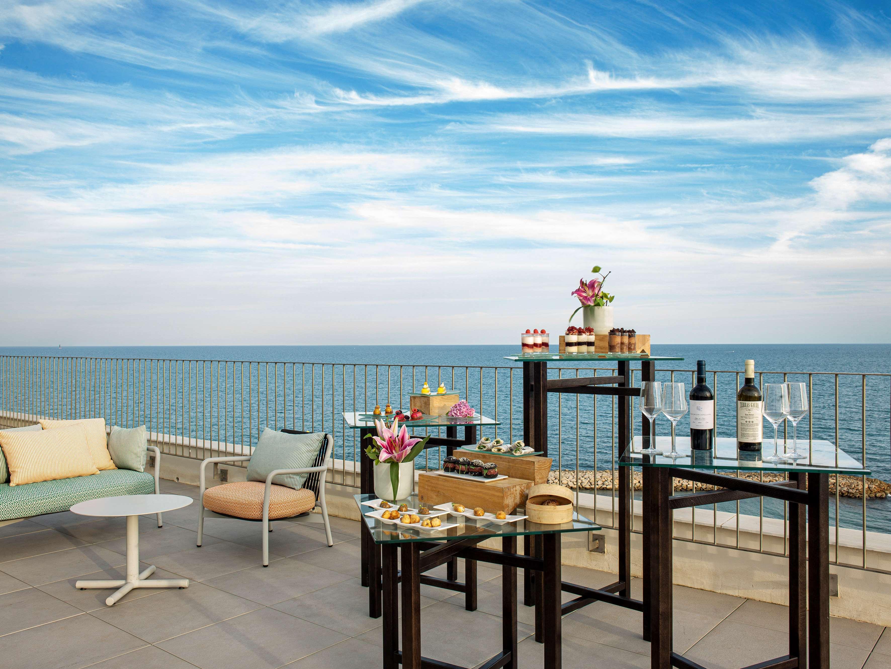 فندق Me Sitges Terramar المظهر الخارجي الصورة The Terrace at the Carlton