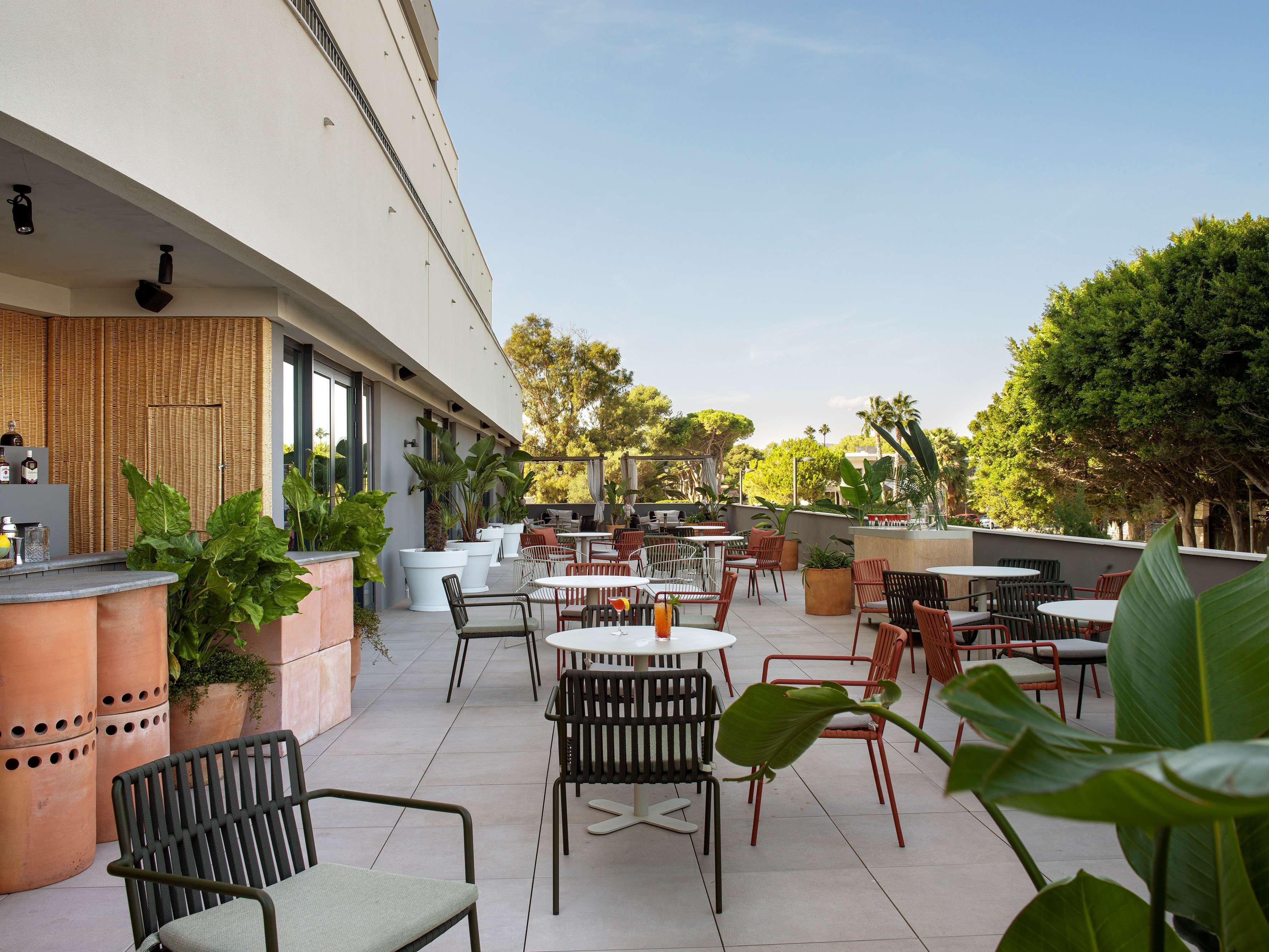 فندق Me Sitges Terramar المظهر الخارجي الصورة The rooftop bar at the West Hollywood Edition