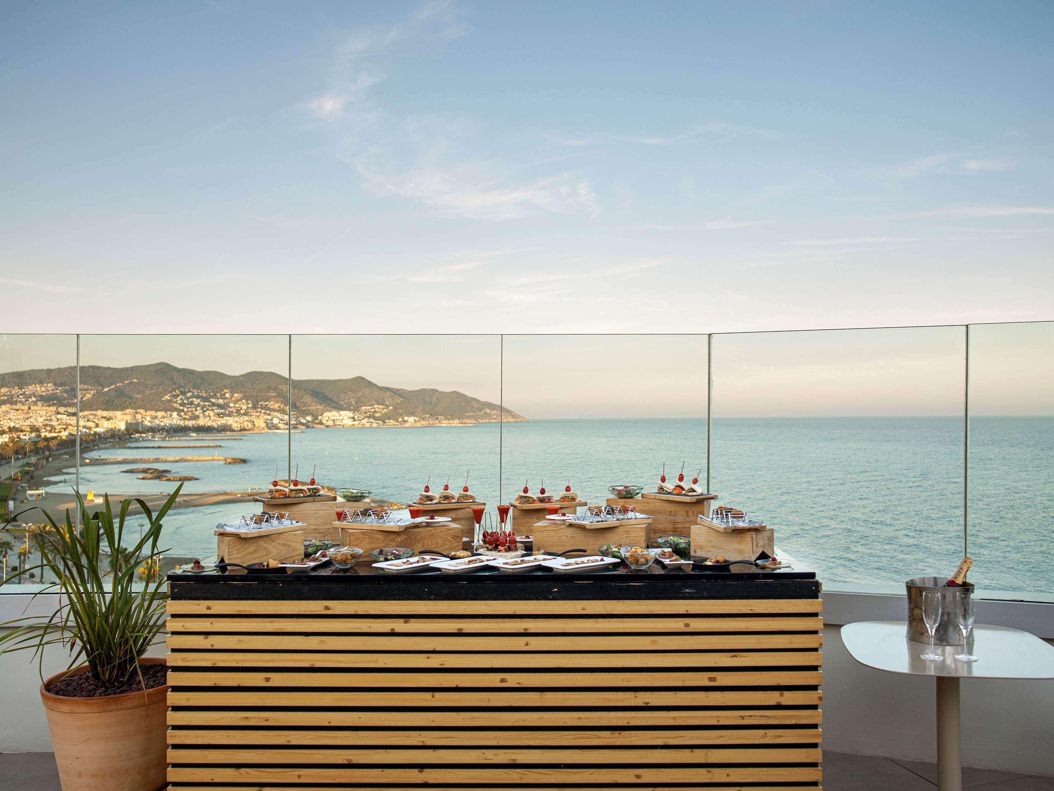 فندق Me Sitges Terramar المظهر الخارجي الصورة The bar at the hotel