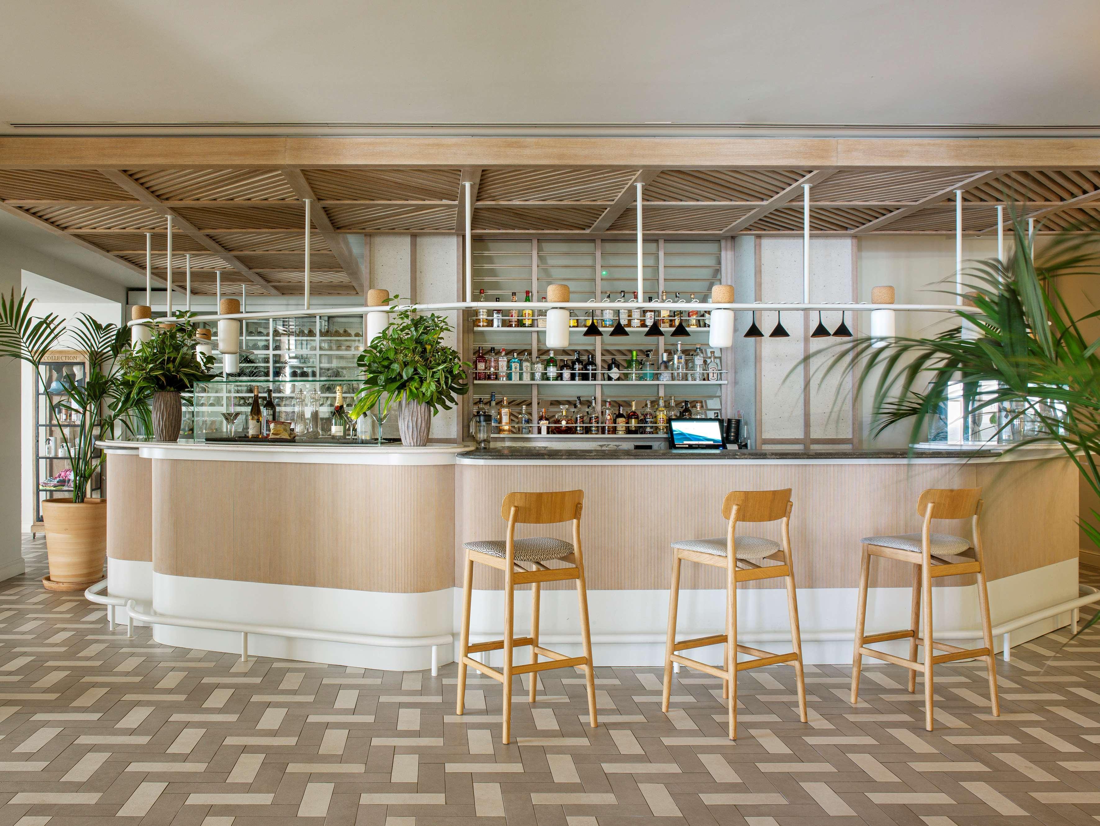 فندق Me Sitges Terramar المظهر الخارجي الصورة The bar at the hotel