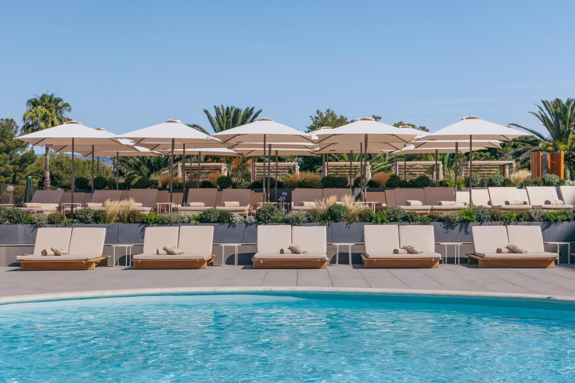 فندق Me Sitges Terramar المظهر الخارجي الصورة The pool at the hotel