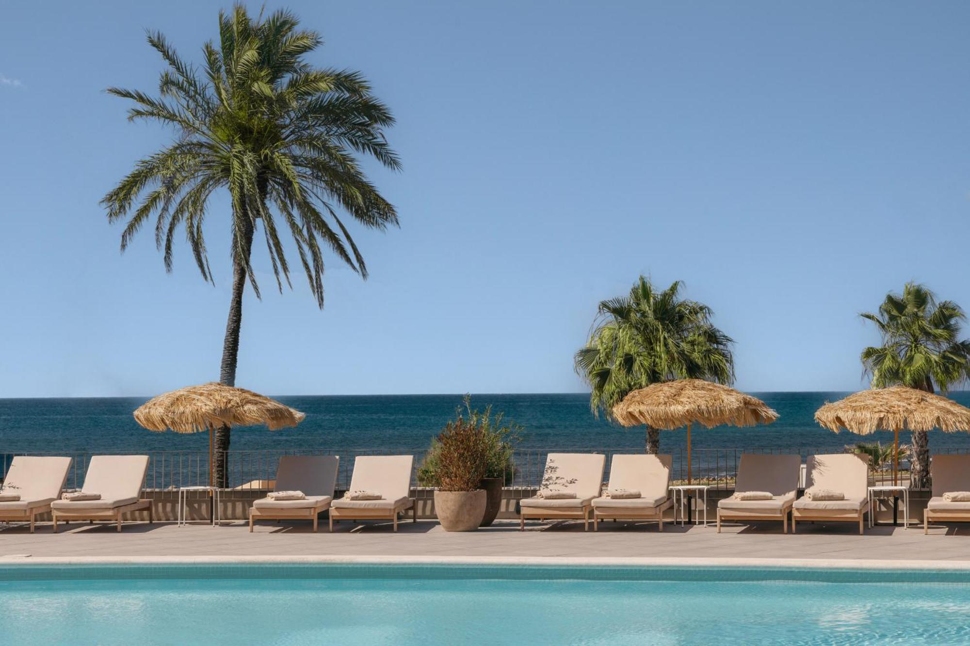 فندق Me Sitges Terramar المظهر الخارجي الصورة The pool at the Hotel