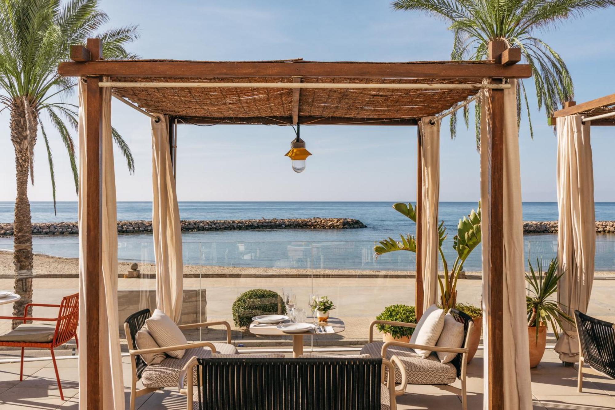 فندق Me Sitges Terramar المظهر الخارجي الصورة Beachfront dining at the hotel