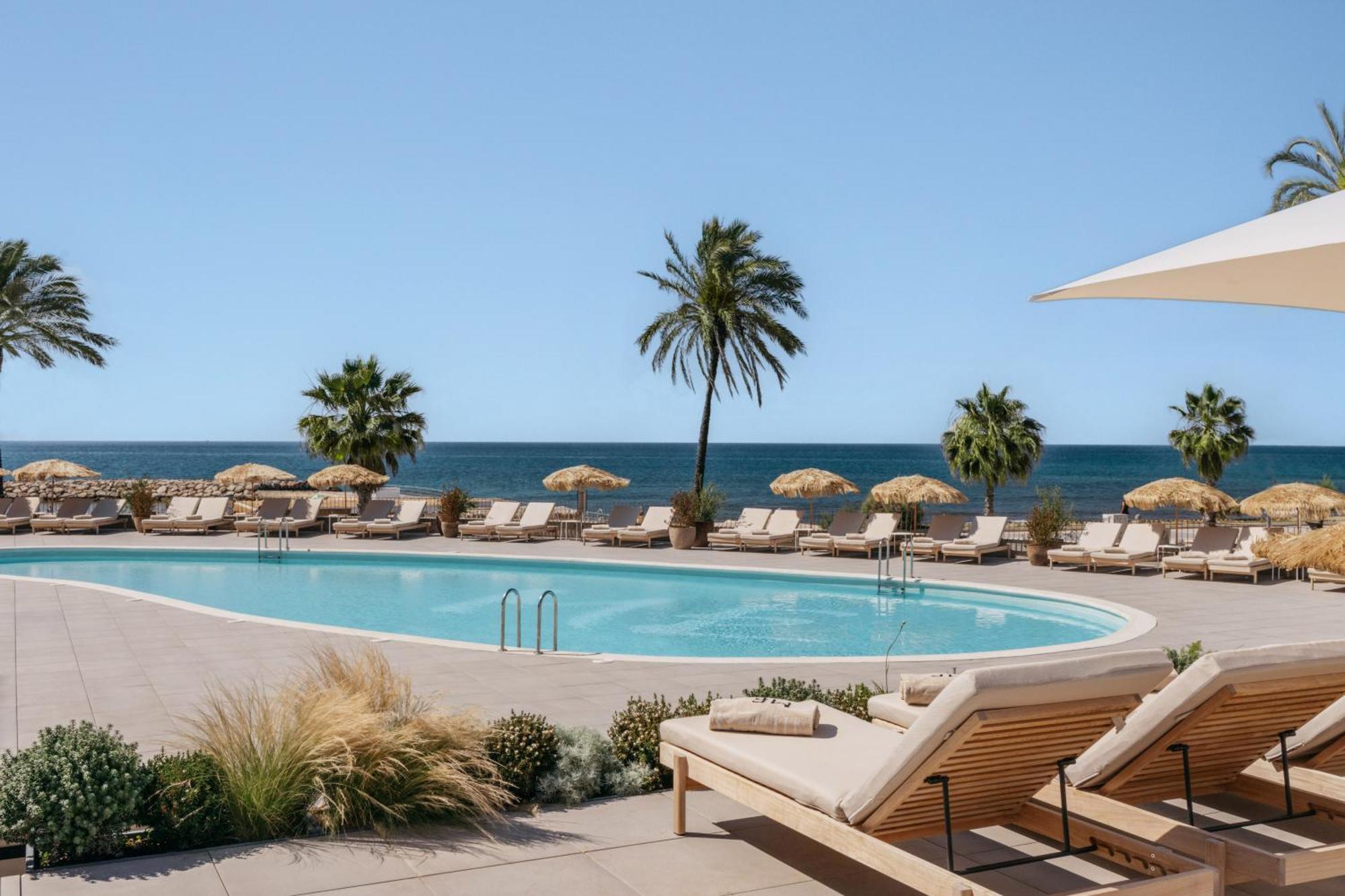 فندق Me Sitges Terramar المظهر الخارجي الصورة The pool at the Hotel du Cap-Eden-Roc