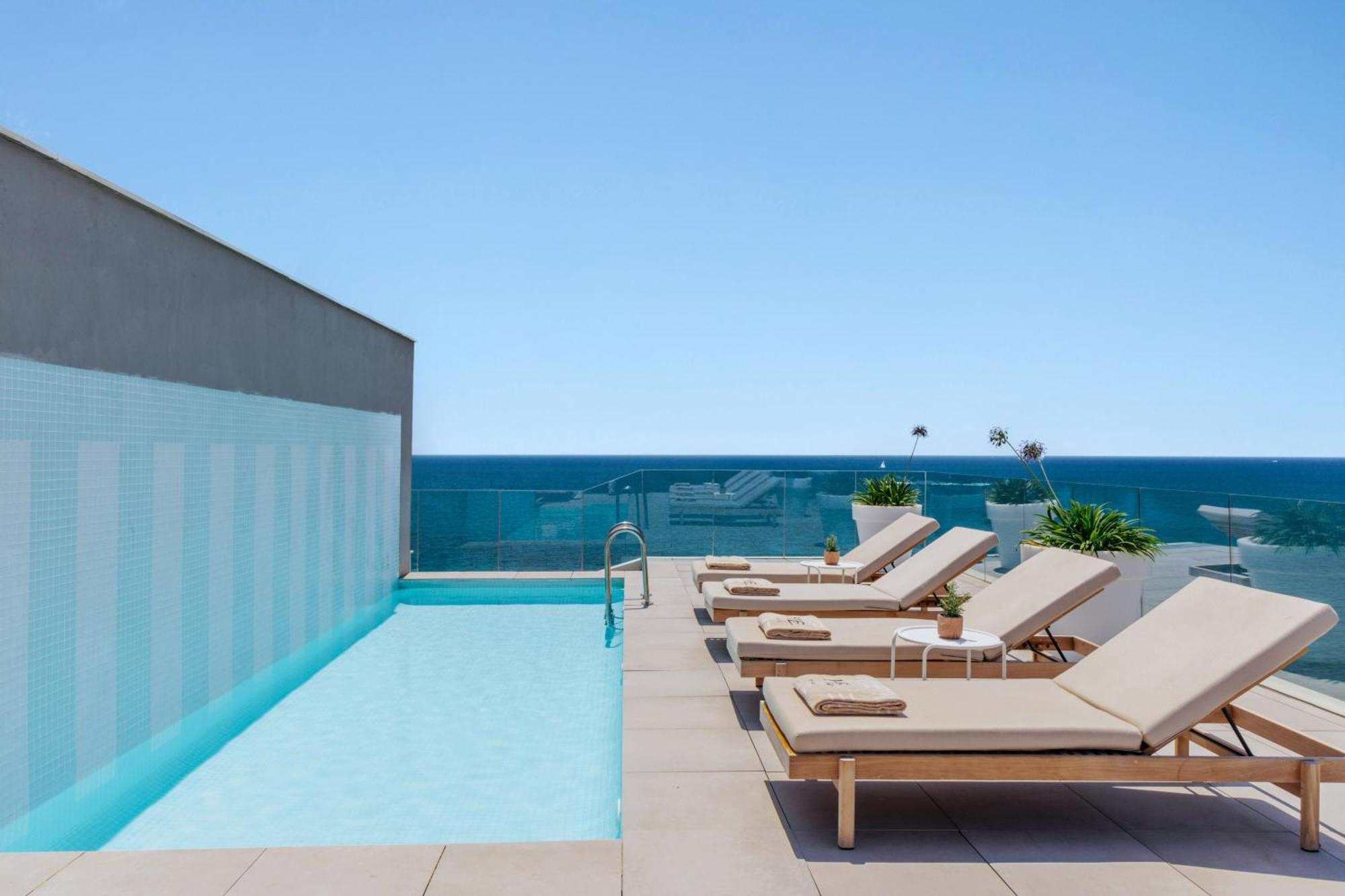 فندق Me Sitges Terramar المظهر الخارجي الصورة Rooftop pool at the Hotel