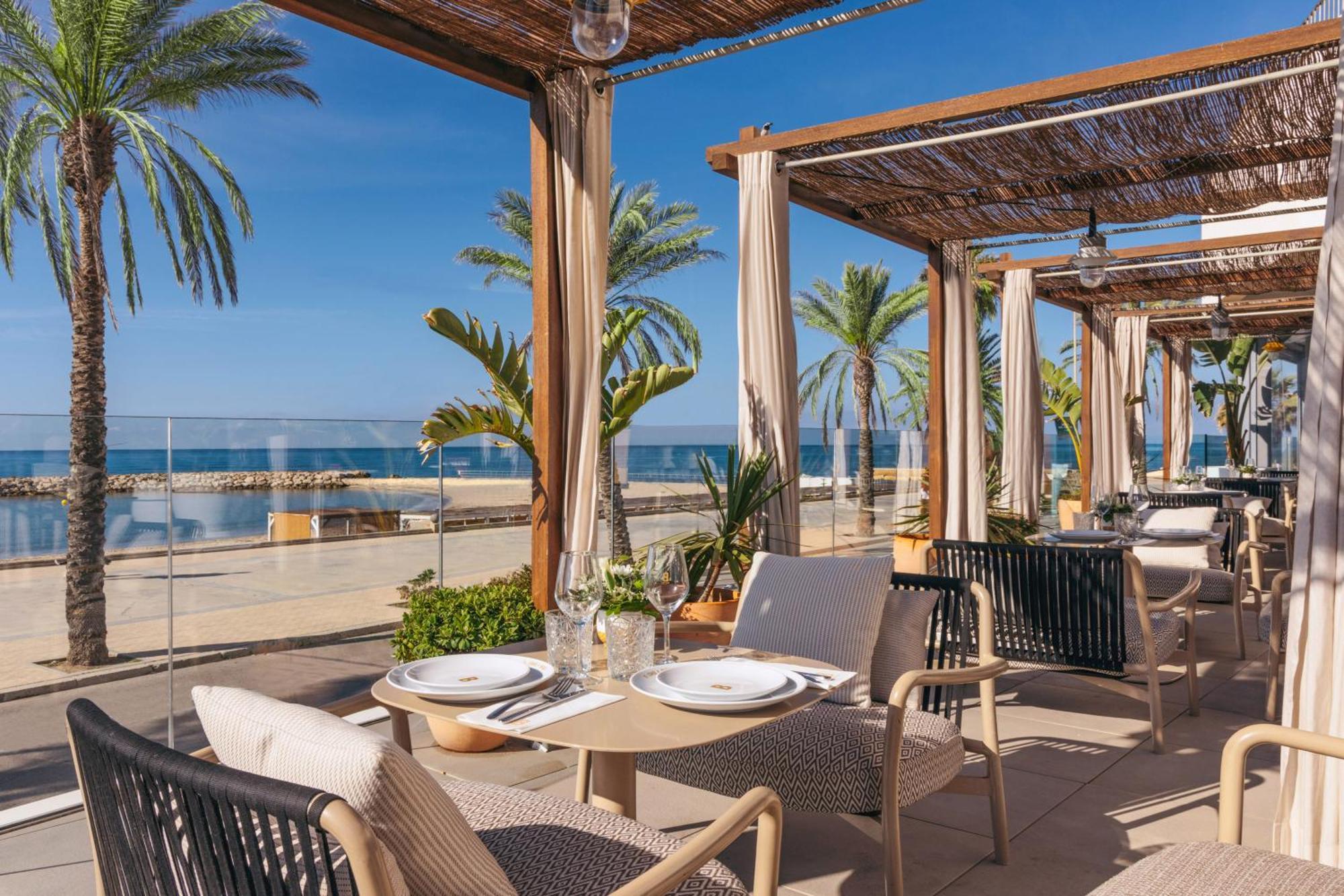 فندق Me Sitges Terramar المظهر الخارجي الصورة The Beach Club at the Hilton Tel Aviv