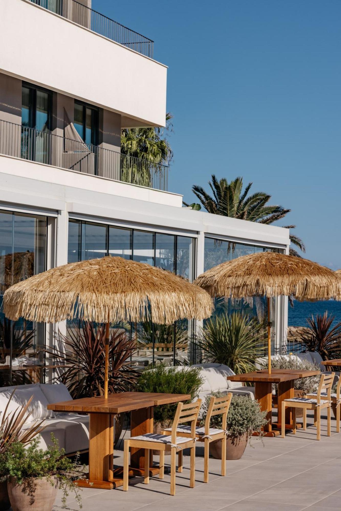فندق Me Sitges Terramar المظهر الخارجي الصورة The beach at the hotel