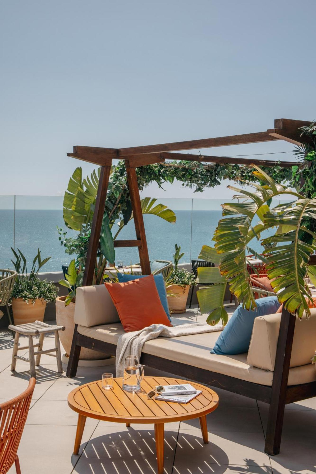 فندق Me Sitges Terramar المظهر الخارجي الصورة The rooftop terrace at the hotel