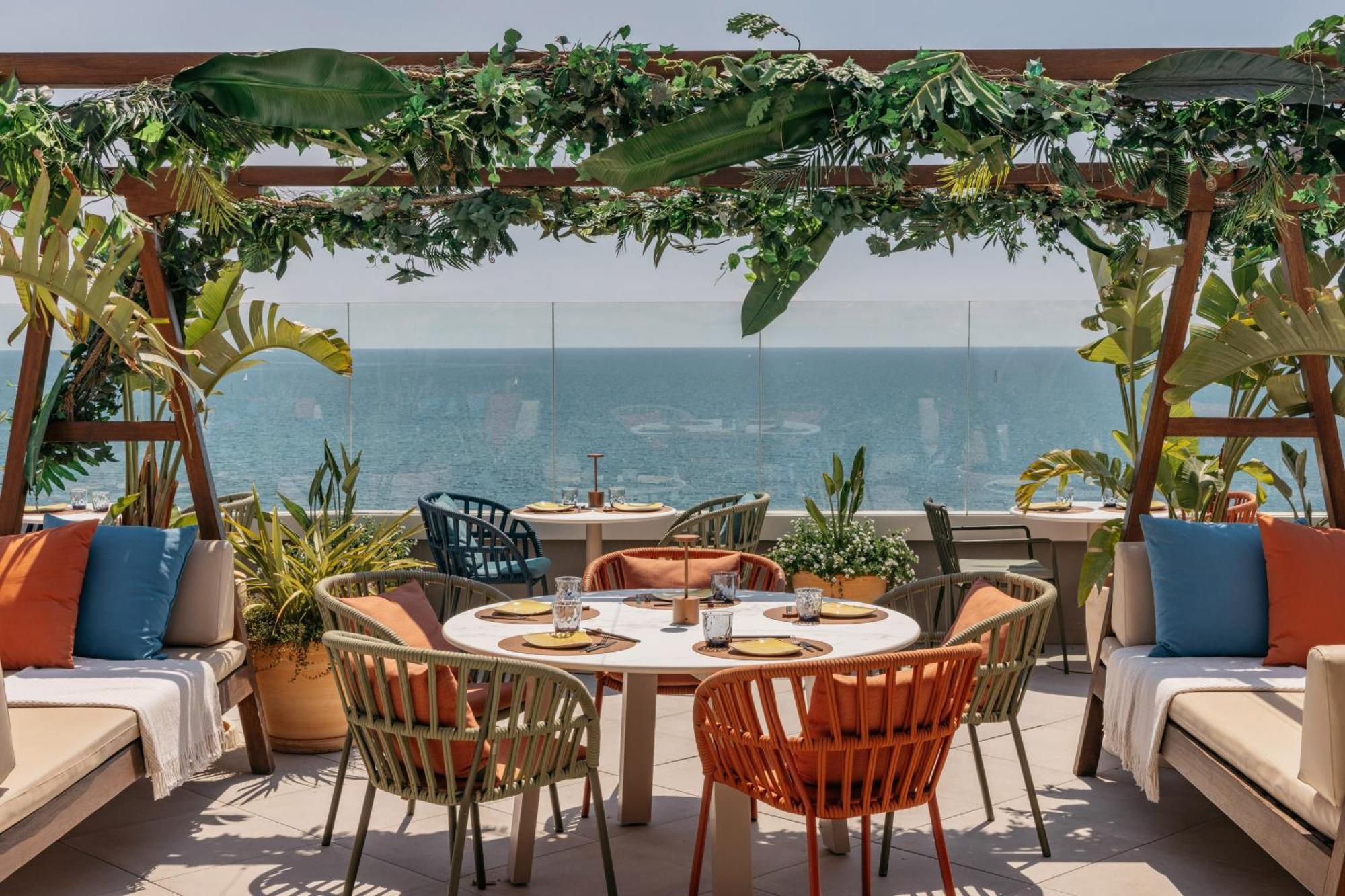 فندق Me Sitges Terramar المظهر الخارجي الصورة The rooftop bar at the hotel